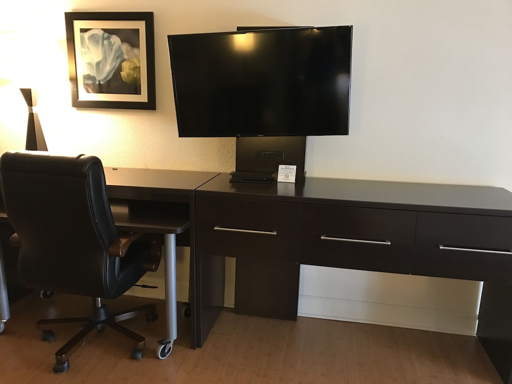 Suite, 1 King Bed, Non Smoking, Refrigerator - Photo 2
