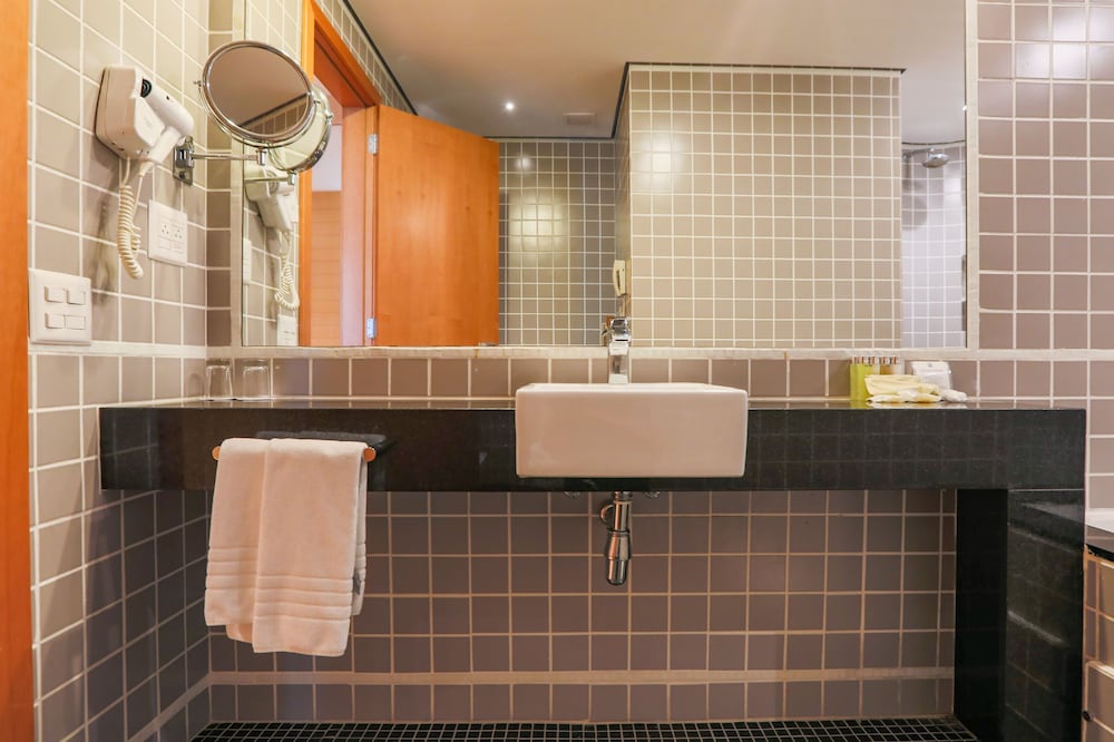 Executive Suite - Photo 9