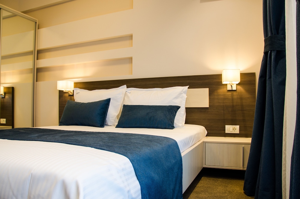 Suite, Balcony, Partial Sea View