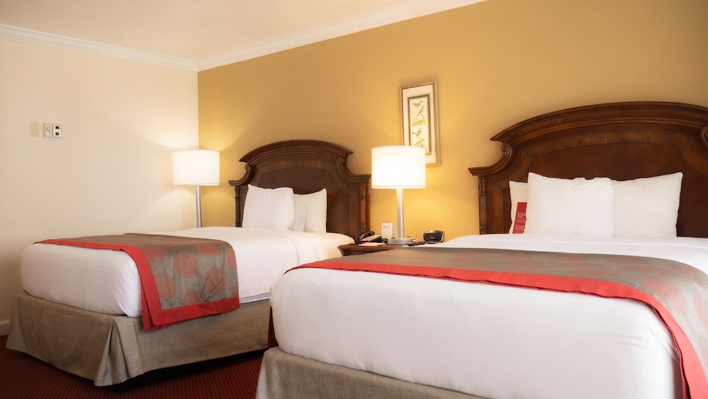 Room, 2 Queen Beds, Non Smoking, Balcony (Partial Ocean View) - Photo 3