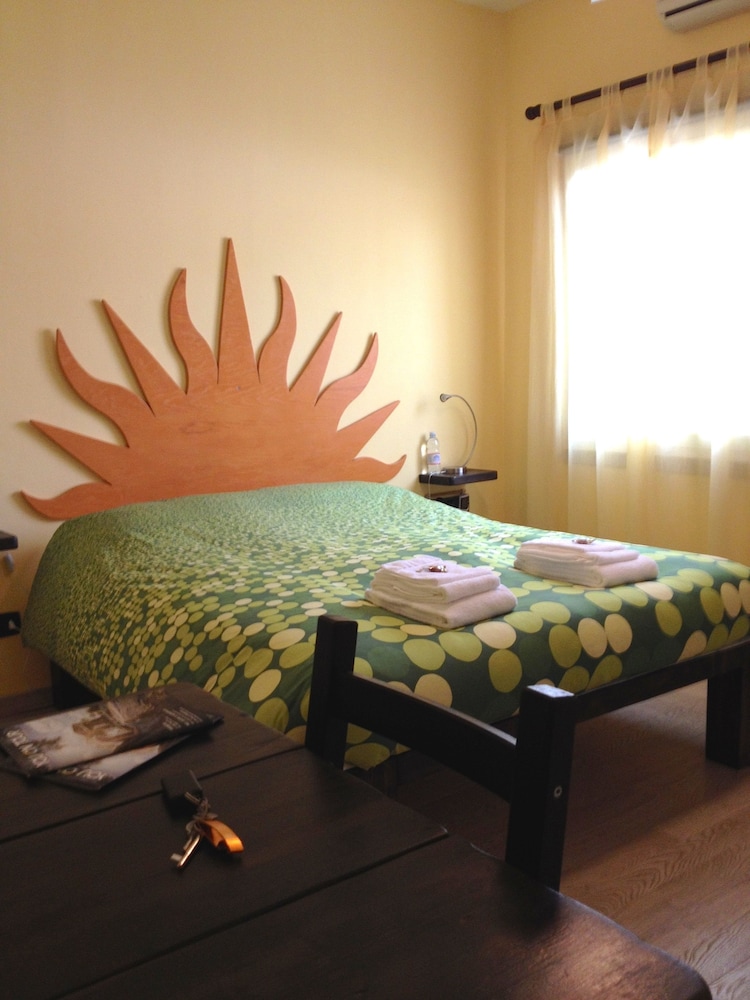 Room (Yellow) photo 1