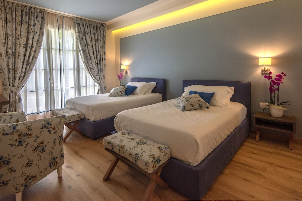 Suite, Multiple Beds - Photo 16