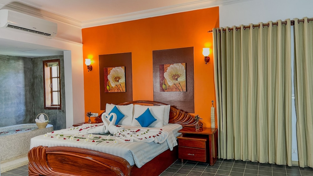 King Suite with Balcony Pool View photo 1