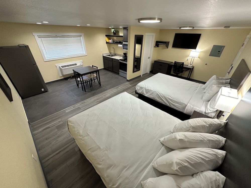 Superior Double Room, 2 Queen Beds, Kitchenette photo 2