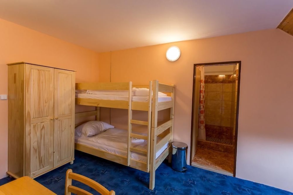 Standard Room, Multiple Beds, Ensuite photo 3