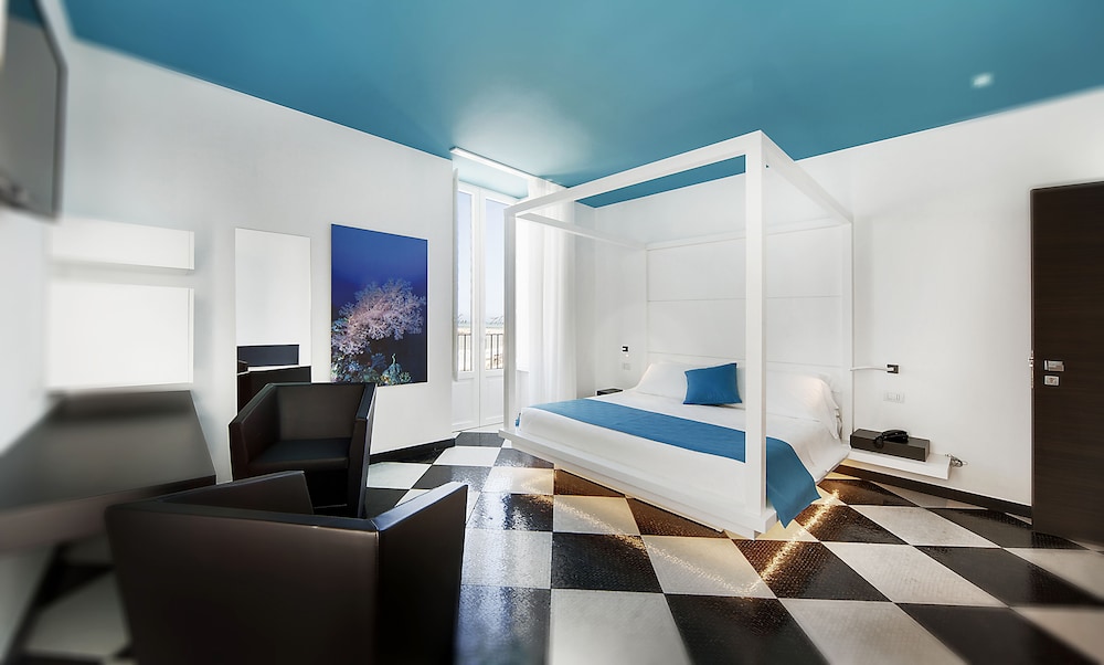 Superior Room, 1 King Bed, Sea View photo 3