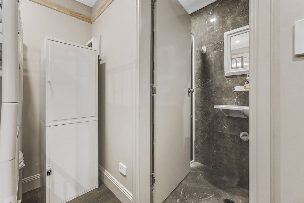Double Bedroom with Private Bathroom photo 3