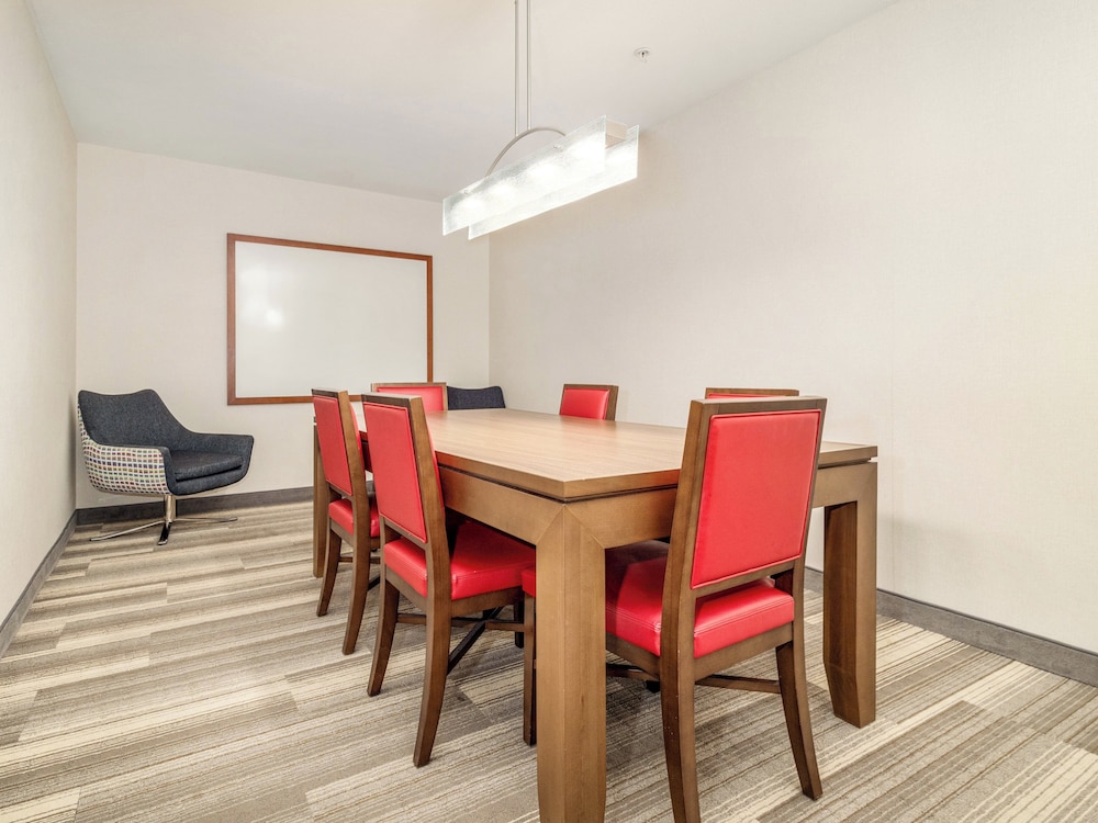 Suite, 1 Bedroom (Meeting Area) photo 3