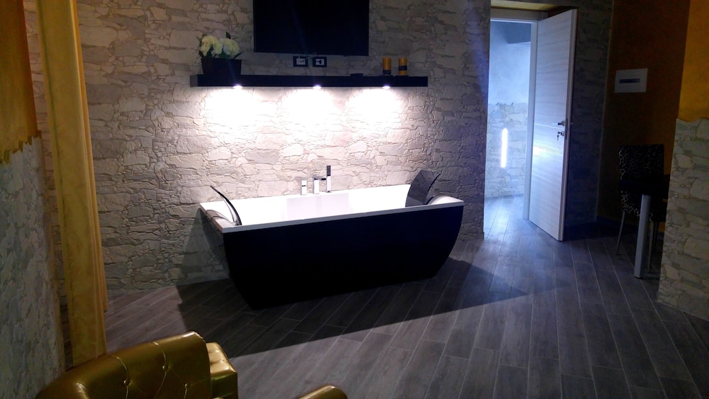 Design Suite, 1 Bedroom, Bathtub photo 3