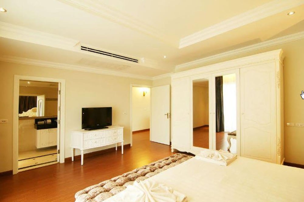 Suite, 2 Bedrooms - Photo 3