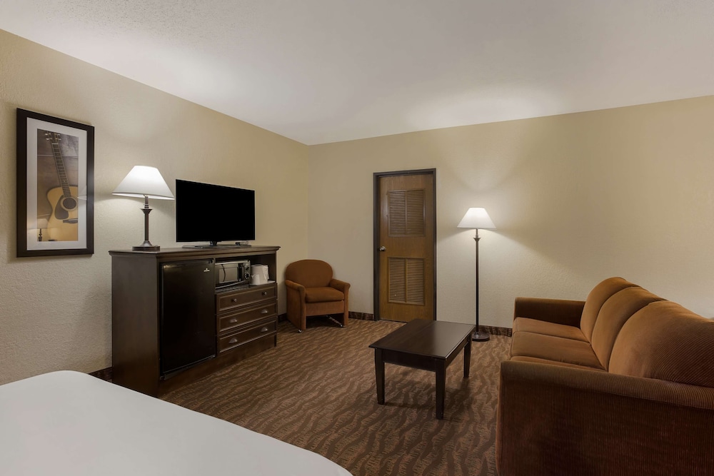 Suite, 2 Queen Beds, Non Smoking, Microwave (with Sofabed) - Photo 2