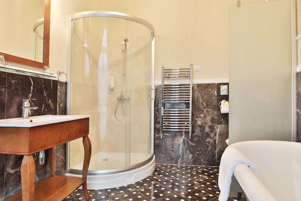Deluxe Double Room, 1 Double Bed, Patio, City View - Photo 7