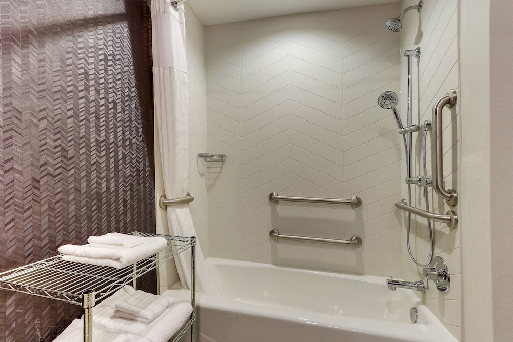 Room, 1 King Bed (Mobility Accessible, Tub) - Photo 4