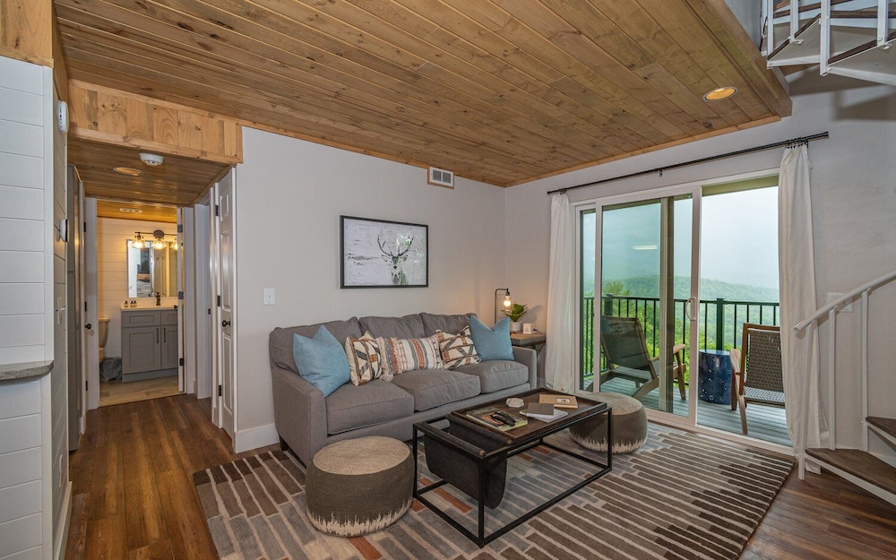 Smoky Sunrise Getaway | Mountain Views Indoor Pool Access Full Kitchen photo 1