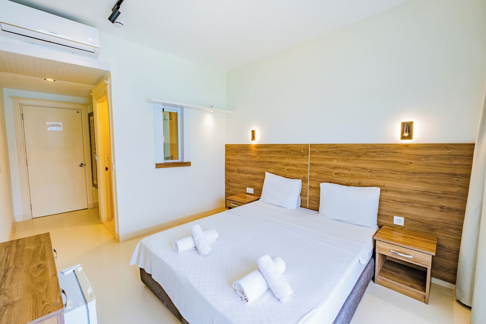 Standard Room, Partial Sea View