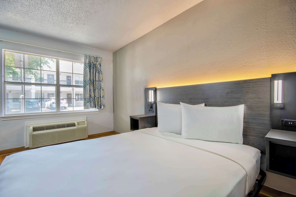 Standard Room, 1 Queen Bed, Accessible, Non Smoking