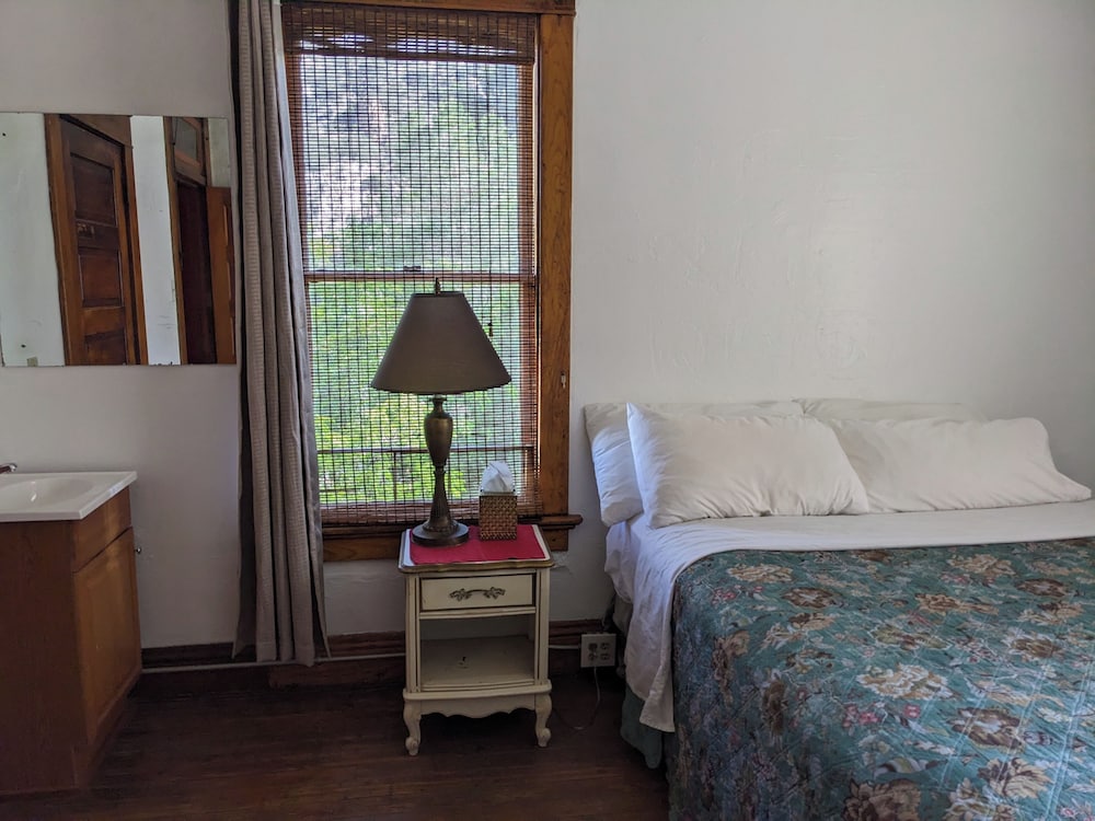 Private Bath, Queen Bed