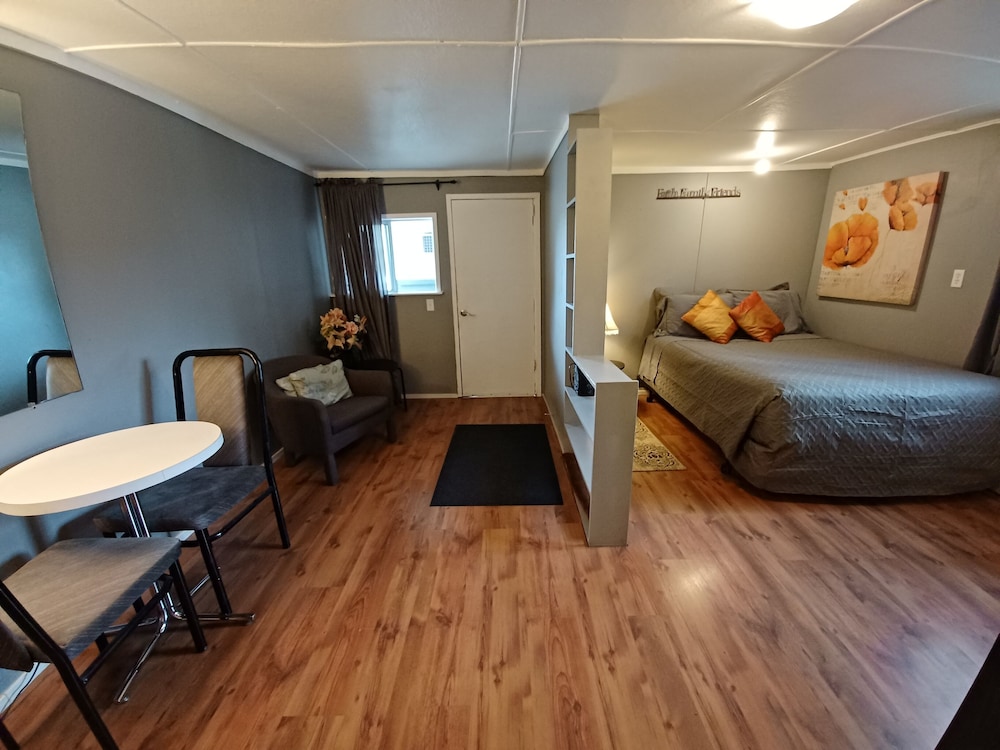 Standard Room, 1 Queen Bed, Kitchen photo 3