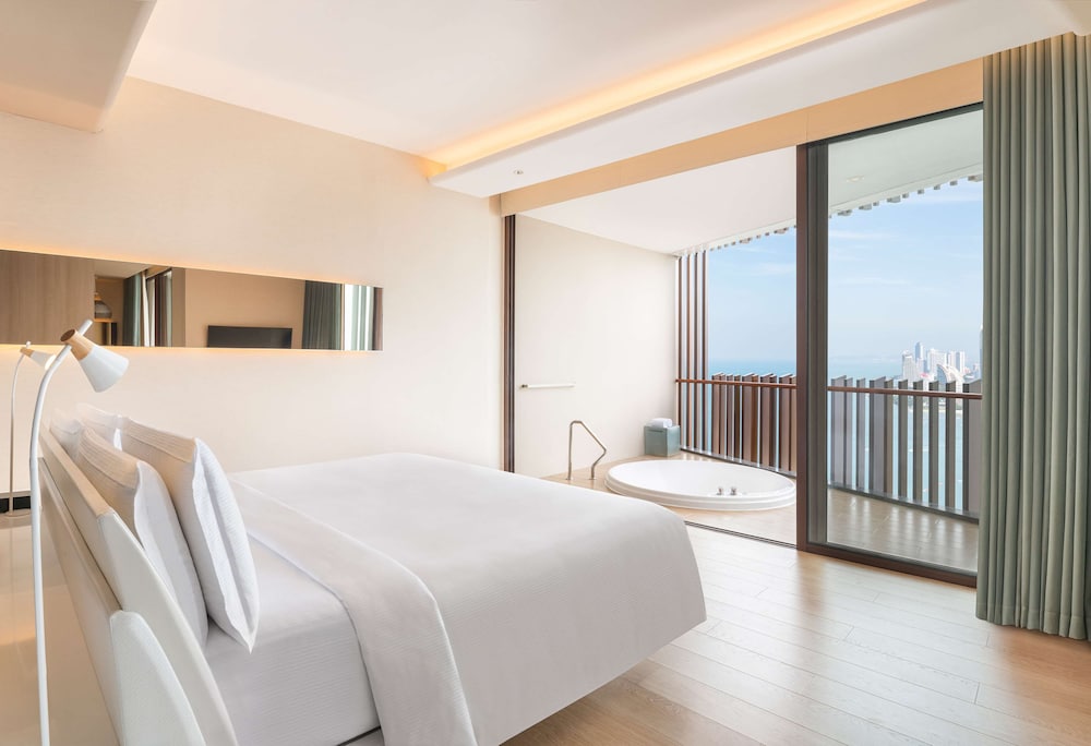 Premium Suite, 1 King Bed, Ocean View
