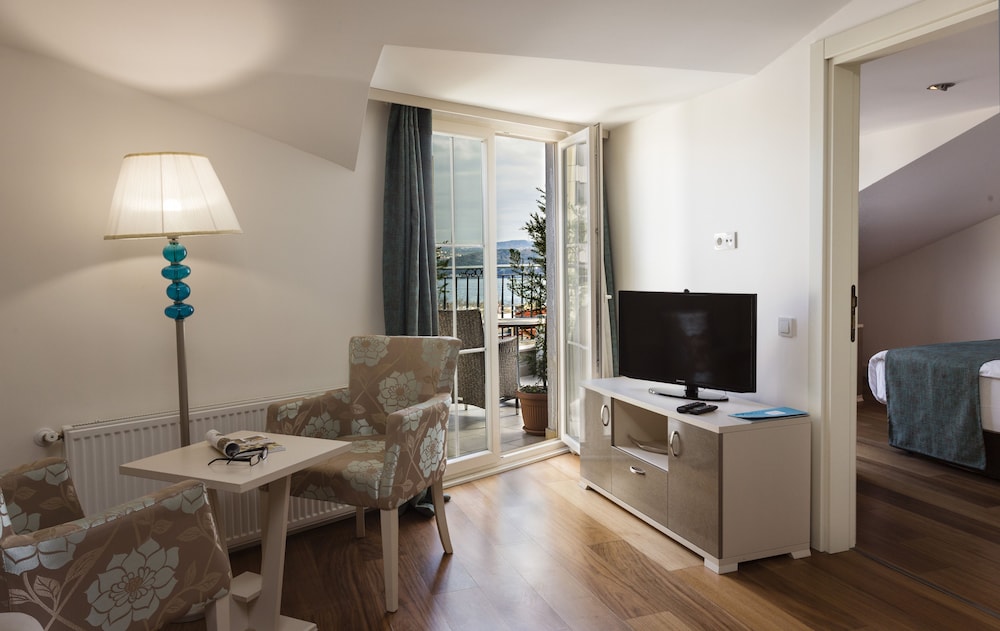 Penthouse Sea View Deluxe Suite photo 3