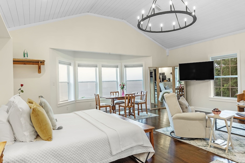 Lotus Luxury Suite, 1 King Bed, Kitchenette, Bay View photo 2