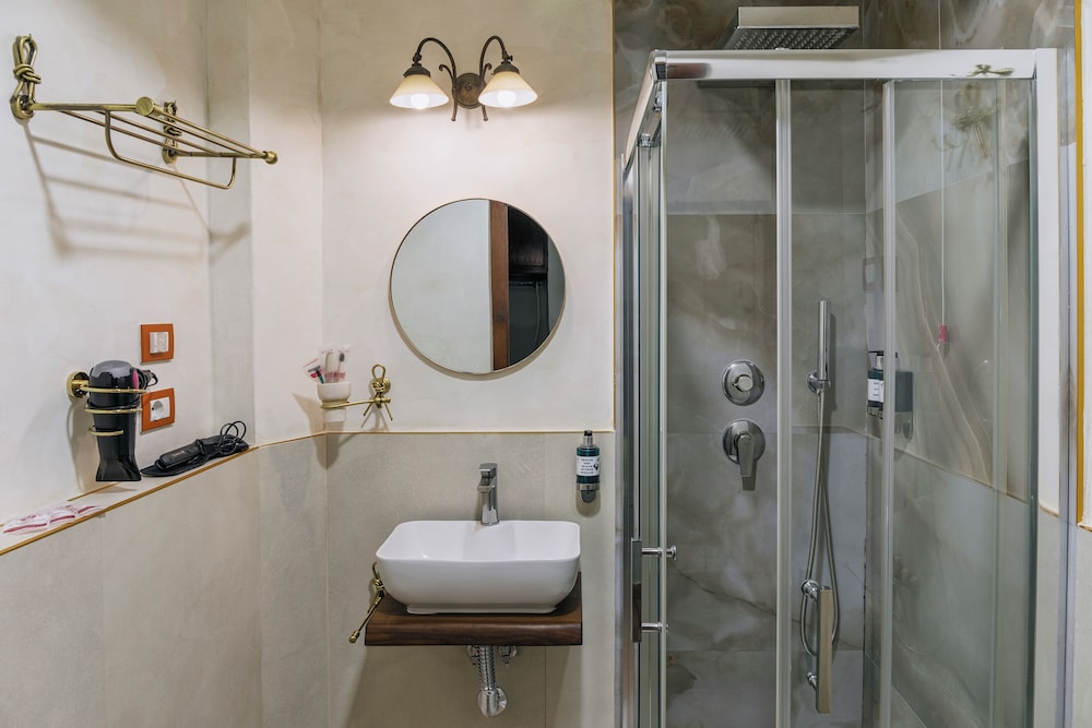 Standard Double or Twin Room thumbnail 5