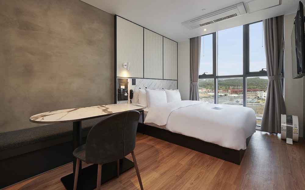 Room (Premium Dining (Dining Table Netflix/) photo 2