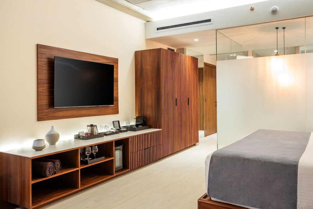 Vantage Club Junior Suite Bay View King Bed