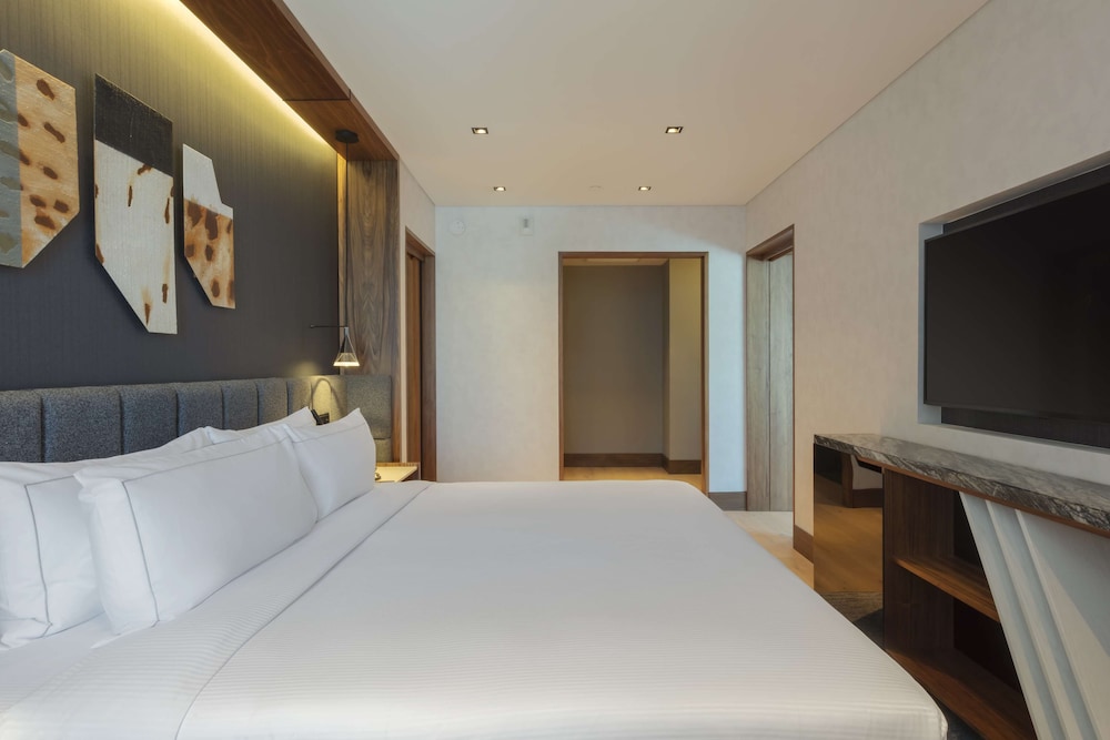 Suite, 1 King Bed - Photo 4
