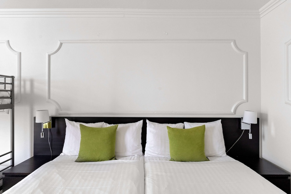 Family Room, 1 Queen Bed, Non Smoking (Bunk beds) - Photo 3