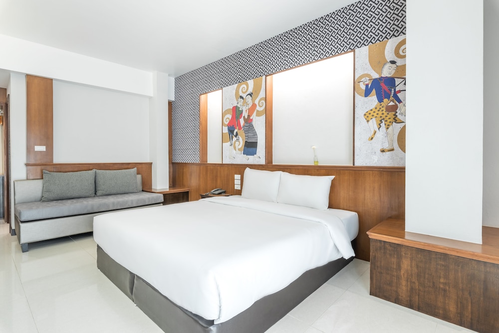 Deluxe Double Room, 1 King Bed with Sofa bed photo 3