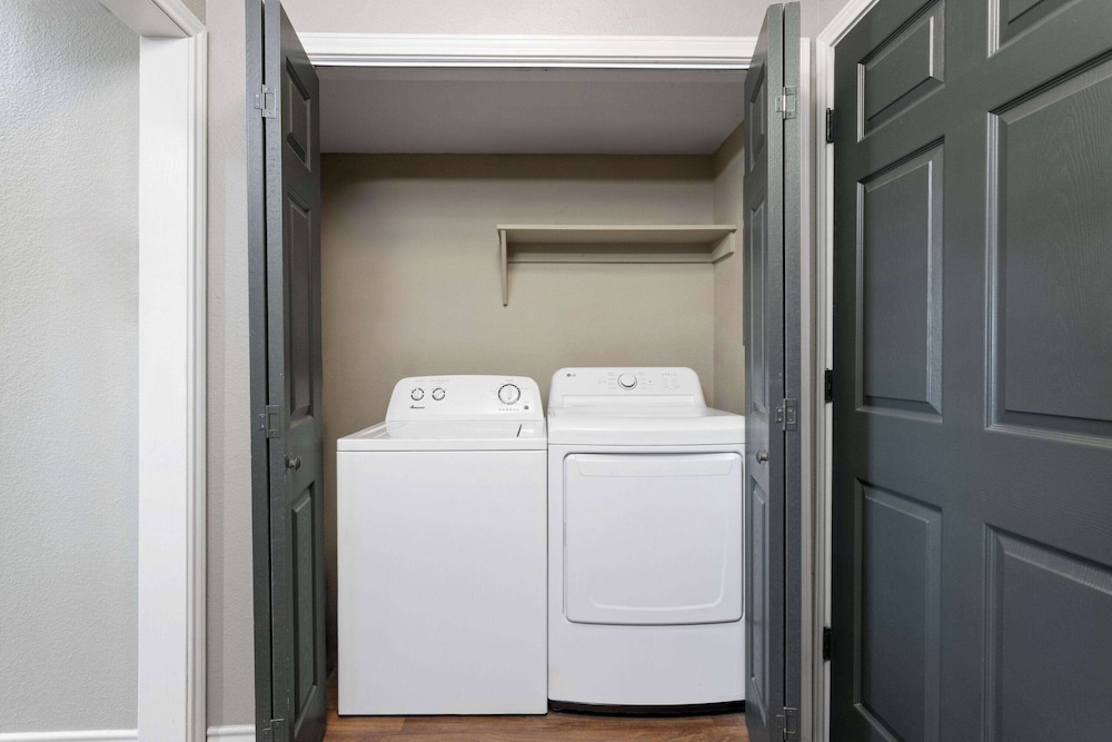 Suite, 1 Bedroom, Accessible, Non Smoking (Mobility, Roll-in Shower) photo 3