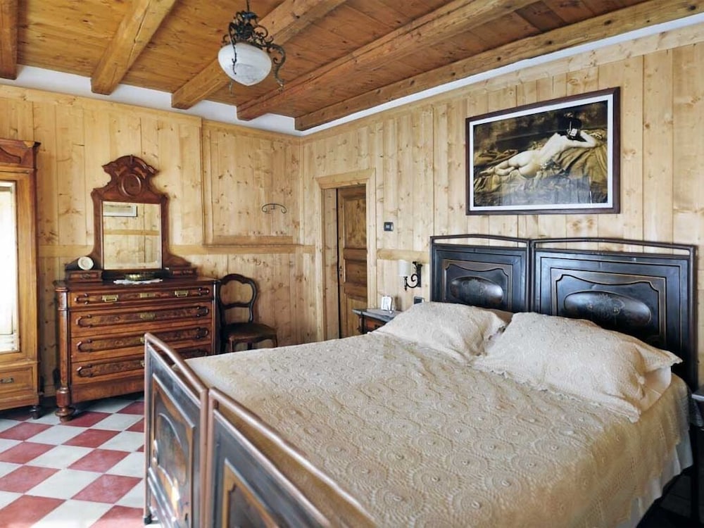 Double Room, Shared Bathroom (Folon) photo 1