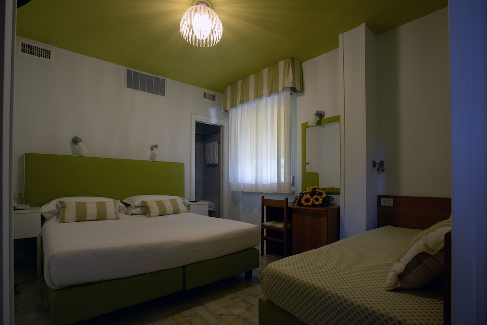 Classic Triple Room, Balcony photo 3