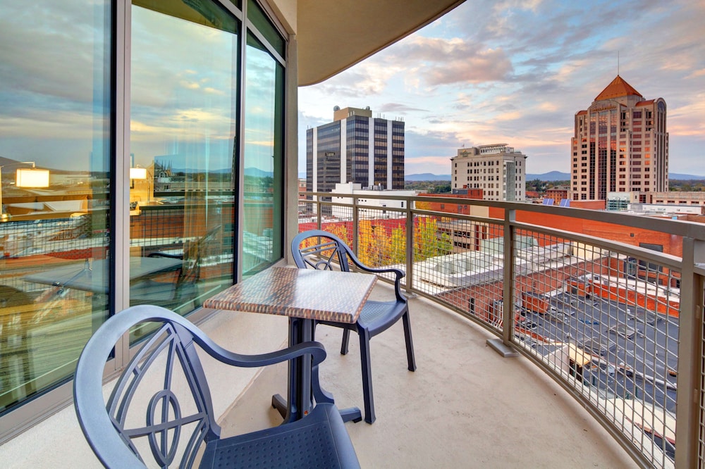Studio, 1 King Bed, City View, Corner photo 1