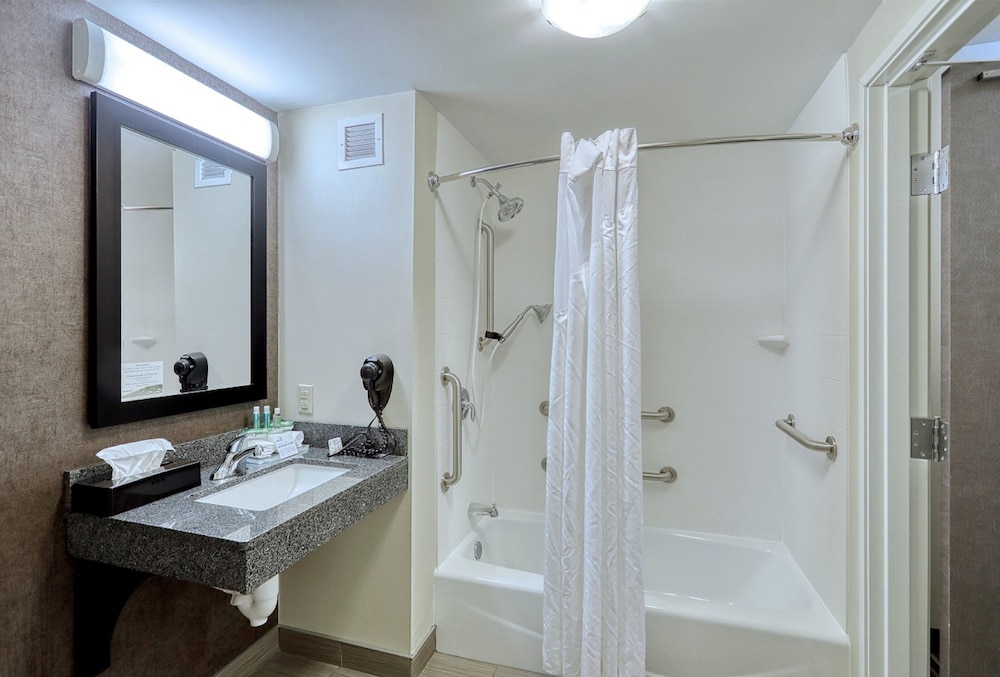 Suite, 2 Queen Beds, Accessible (Accessible Tub) - Photo 10