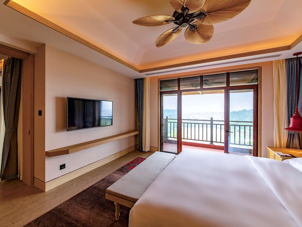 Suite, 1 King Bed (Light Of Dawn View ) photo 2