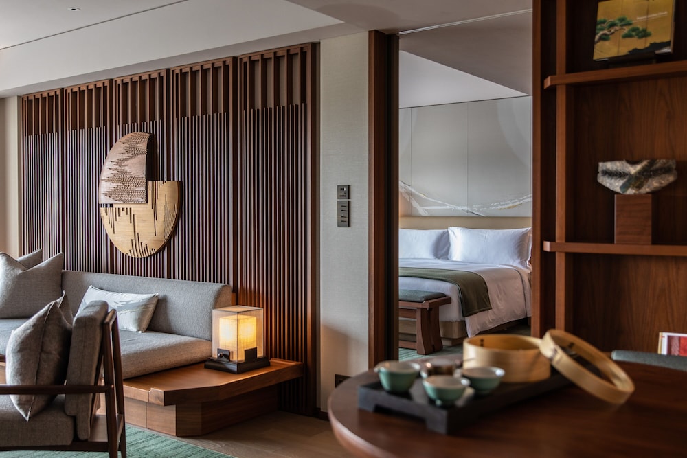 Suite, 1 King Bed - Photo 2