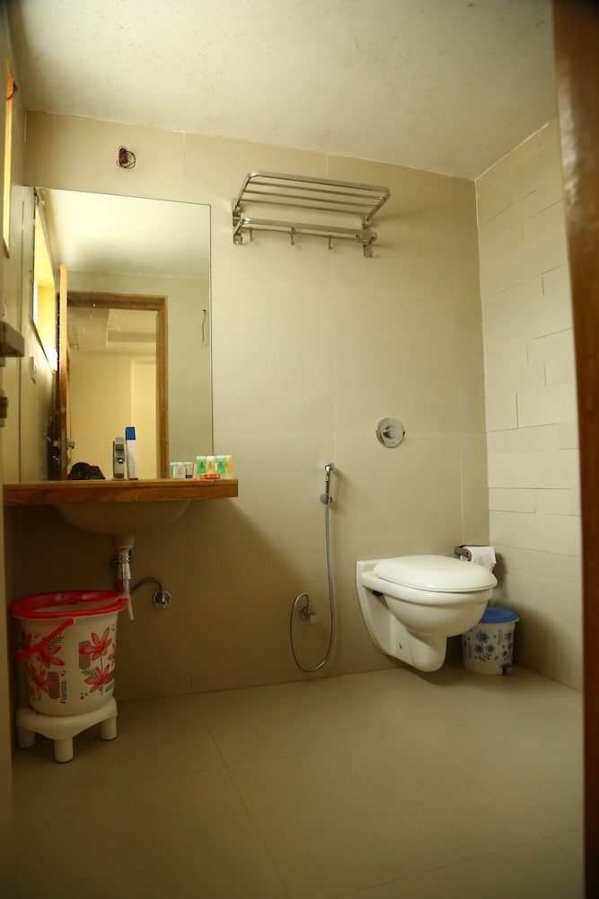 Deluxe Double Room, 1 King Bed, Smoking, Garden View photo 2