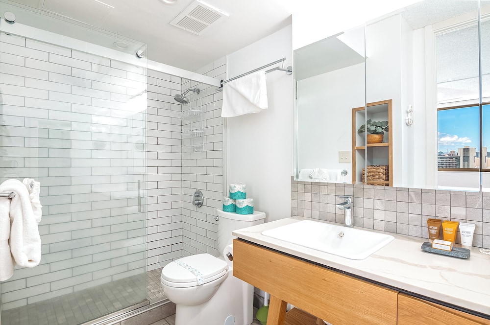 Premium Remodeled Condo with Ocean View and Parking: Premium Apartment, 1 Queen Bed with Sofa bed, Ocean View (0161) photo