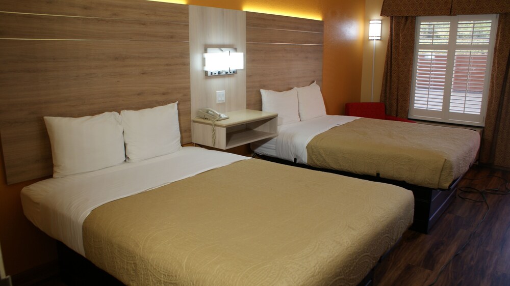 Room, 2 Queen Beds, Non Smoking - Photo 4