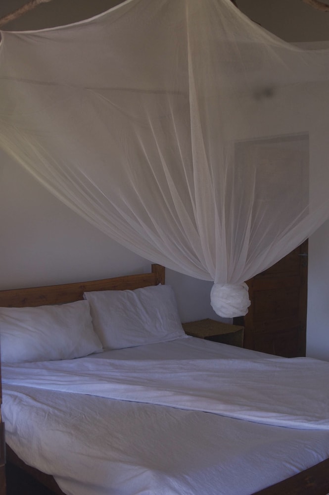 Basic Bungalow, 1 Queen Bed, Pool View, Poolside