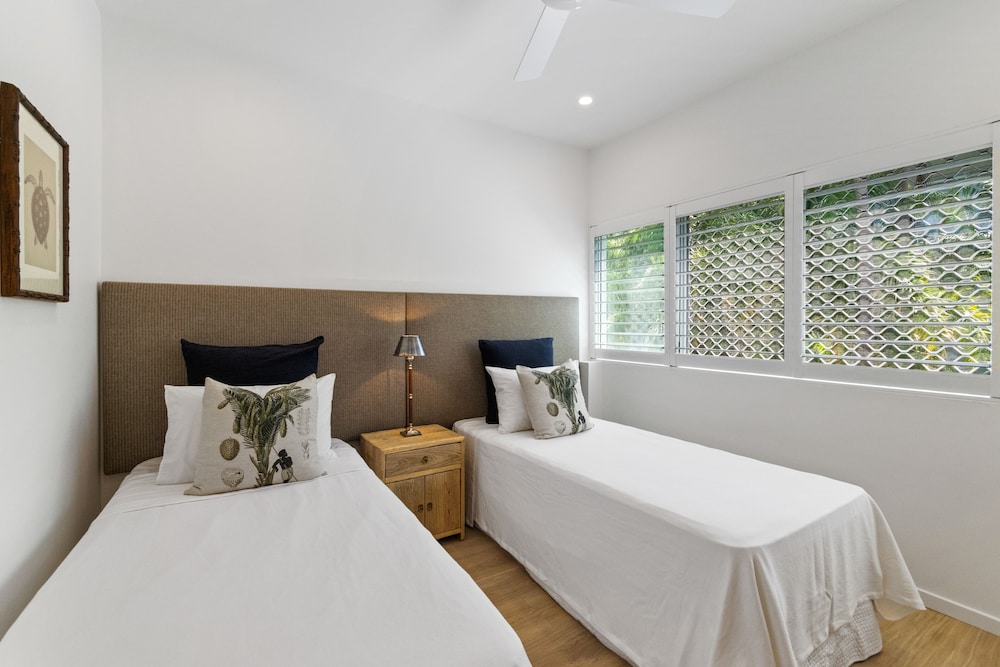 2 Bedrooms Superior Ocean Top Level