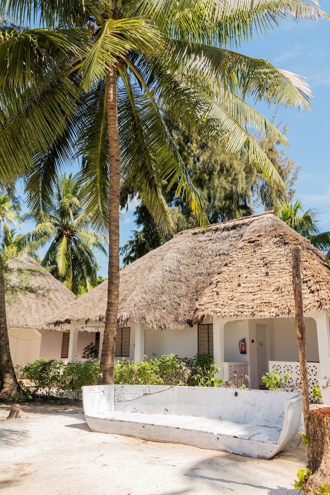 Economy Double Room, Garden View, Beachside
