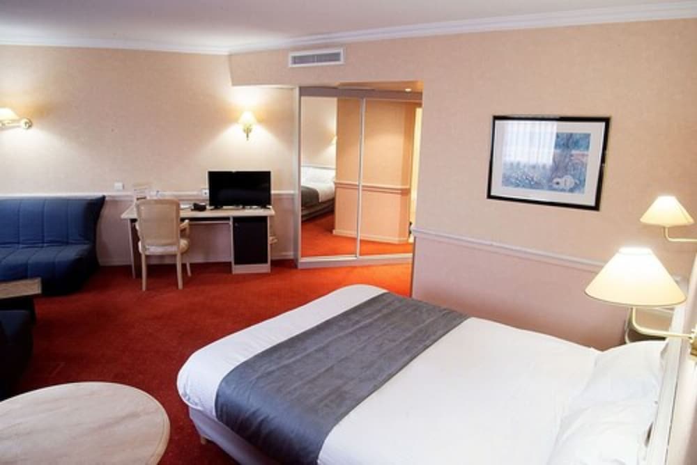 Twin Room with Sofa - Photo 3