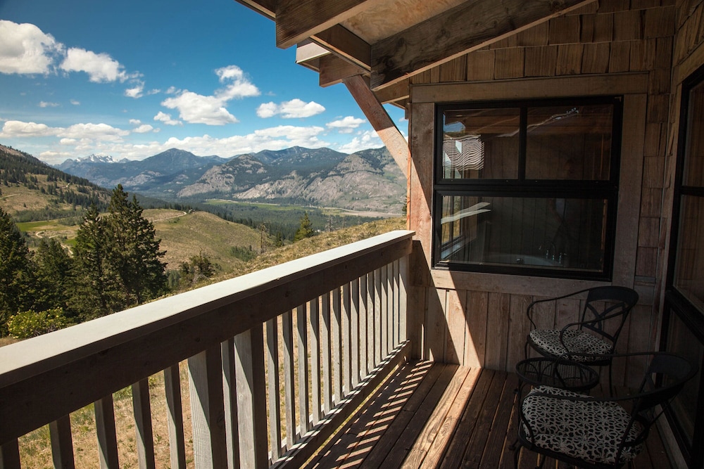 Room (Upper Mt. Robinson) (Not Pet Friendly)