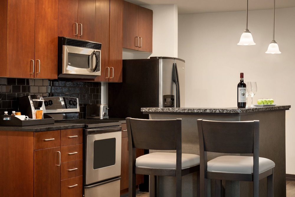 Suite, 1 Bedroom, Balcony (Mobility/Hearing Accessible, Tub) - Photo 1