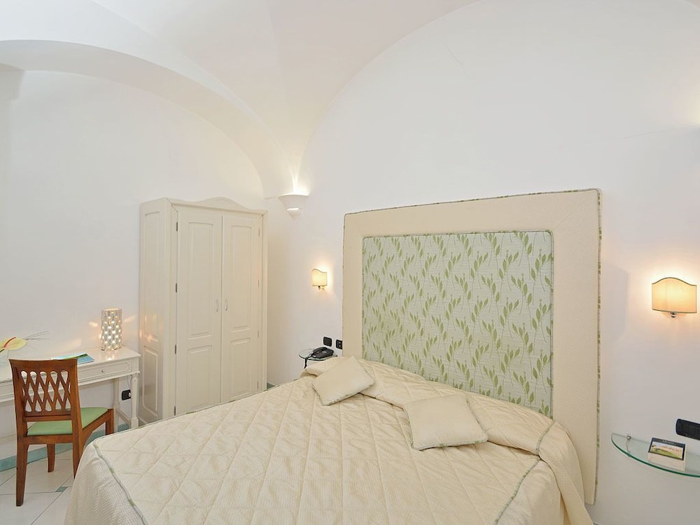 Standard Room thumbnail 6