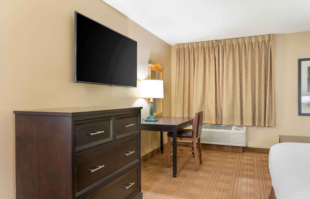 Deluxe Studio, 1 King Bed with Sofa bed, Non Smoking - Photo 2
