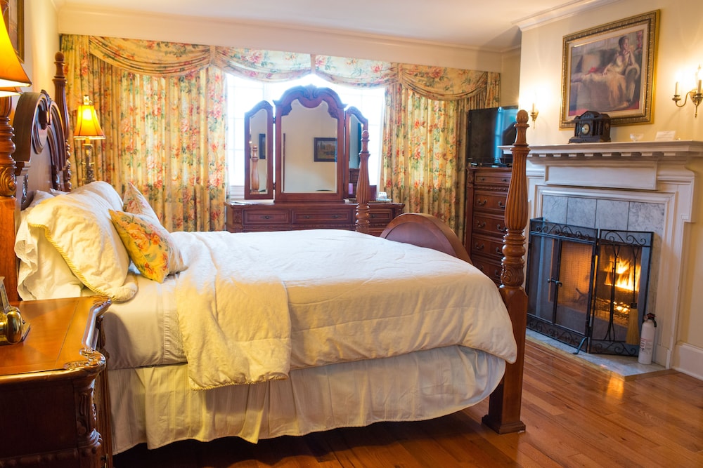 Yellow Room at Chiltern Inn B&B